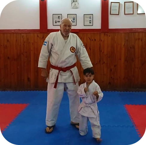 Niños practicando karate